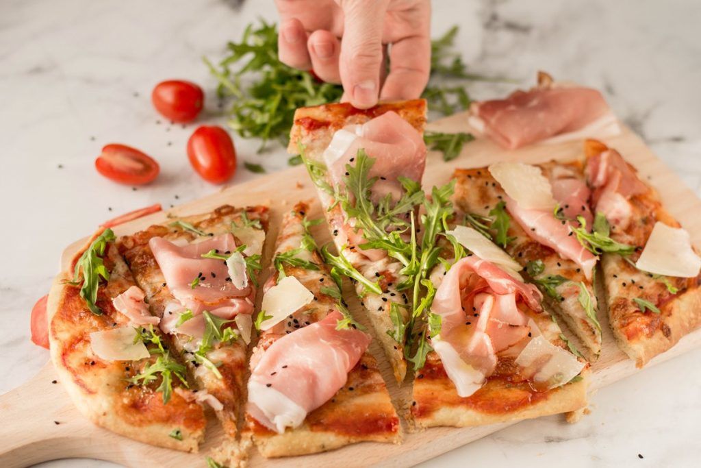 Pizza Cu Prosciutto Si Rucola Buc T Ria Urecheatei